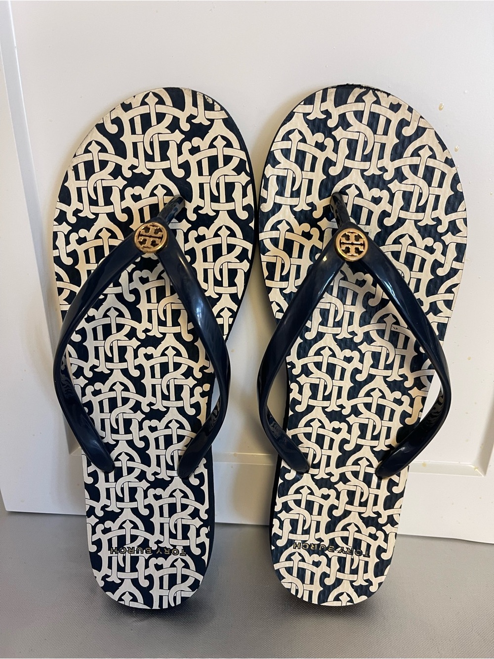 Tory Burch Monogram Black and Cream Logo-Print Flip Flop Sandals Sz 11.5